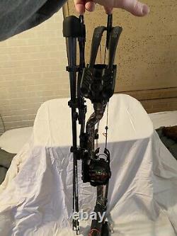 BEAR ARCHERY SPECIES Right Hand 55-70LB Realtree Edge 2021 With Accessories Pkg