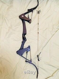 Beautiful Oneida Eagle Black Bow Fishing Hunting Right Medium Draw 25-45-65