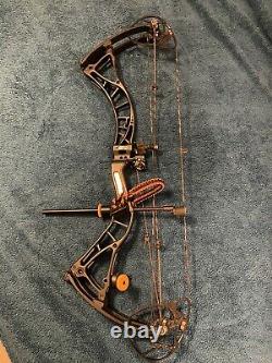Bowtech Realm Sr6 70# RH Black WithCustom String Archery Deer Hunting