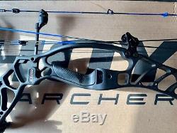 Hoyt Helix RH Blackout Compound Hunting Bow with Box