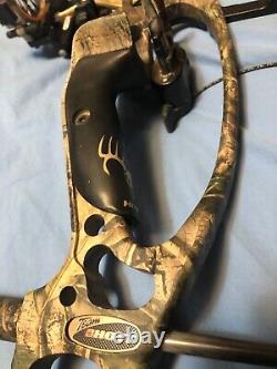Hoyt Maxxis 31 RH Hunting Bow with Stabilizer and Sight. Camo. Great condition