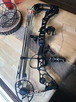 Mathews Halon 32-6 Archery Bow Compound Black Hunting RH 70# DW 28 DL
