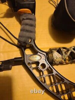 Mathews Z7 70lb 29.5 Right Hand Blacked Riser Compound Hunting Bow Loaded