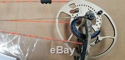 NEW 2019 Bear Archery Divergent 28 ATA R/H Hunting Bow 70#