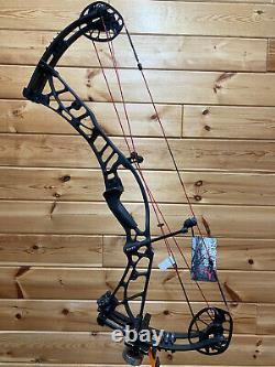 NEW Hoyt AXIUS ULTRA RH 60-70# 27-30 Black WithRed Strings Bow Hunting Target