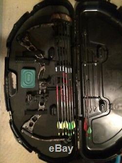 Right hnnded G5 Quest compound bow with hard case ready to practice or hunt