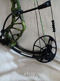Bear Archery Legit RTH Right Hand Toxic Camo Compound Bow translated in French is: Bear Archery Legit RTH Arc à poulies toxique camouflage pour droitier