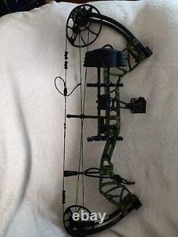Bear Archery Legit RTH Right Hand Toxic Camo Compound Bow translated in French is: Bear Archery Legit RTH Arc à poulies toxique camouflage pour droitier